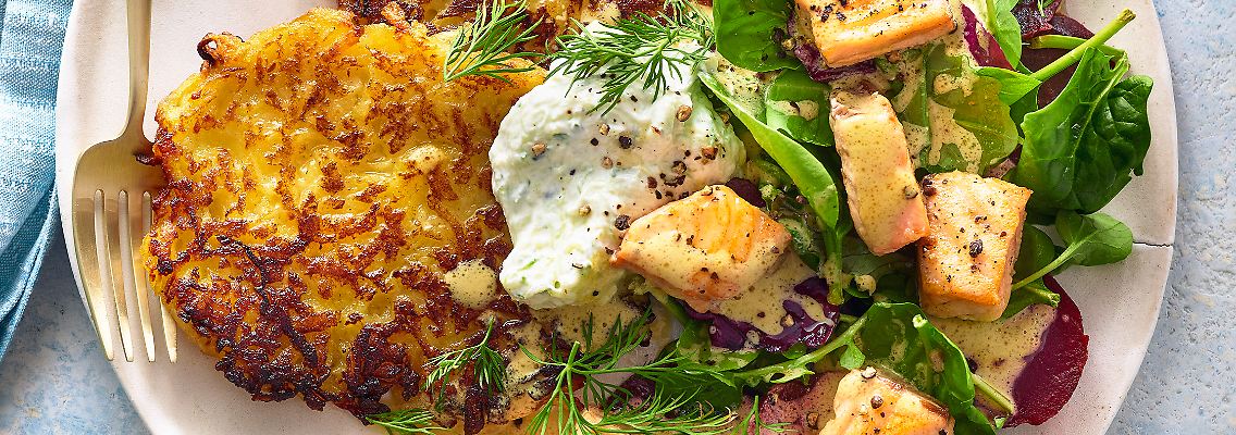 Roesti_mit_Salat_und_Lachs.jpg