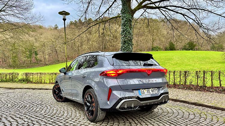 Warum nur gestalten Autodesigner immer wieder Pseudo-Auspuffblenden? Sonderlich schön sehen sie nicht aus.