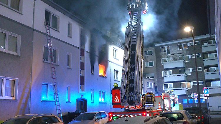 Feuerwehrleute versuchen in Bottrop, Bewohner des Hauses zu retten und das Feuer zu löschen.