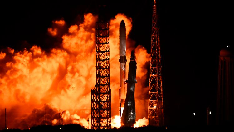 Bei der Schwerlastrakete "New Glenn" handelt es sich um eine zweistufige Rakete. Diese Stufen sind übereinander montiert und werden nacheinander gezündet.