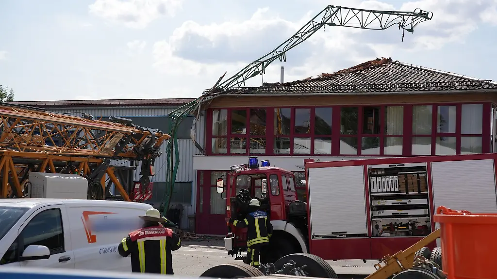 Auf-einem-Firmengelaende-im-niederbayerischen-Osterhofen-ist-ein-Kran-umgestuerzt-und-hat-einen-sechsstelligen-Schaden-verursacht