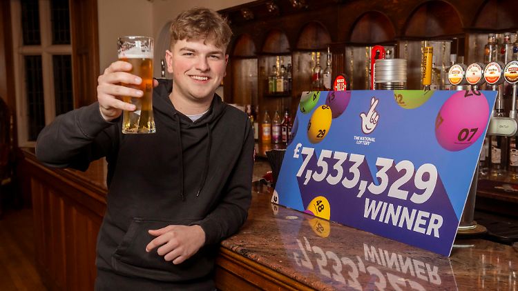James Clarkson ist glücklicher Gewinner und Handwerker-Lehrling.