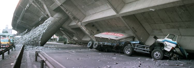 ... und Lastwagen zerquetscht.