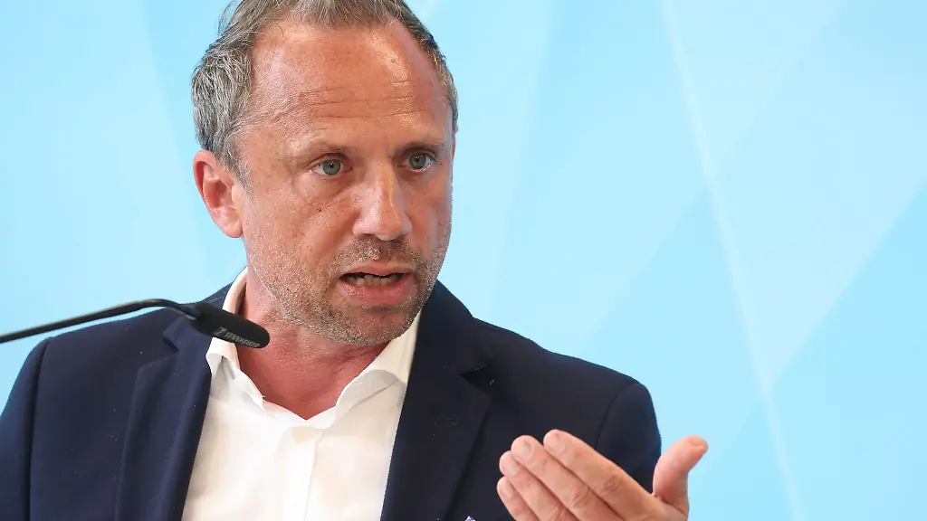 Thorsten-Glauber-bayerischer-Umweltminister-Freie-Waehler-spricht