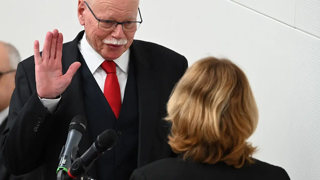 Ulrich-Maeurer-SPD-l-Senator-fuer-Inneres-und-Sport-spricht-seinen-Eid-nach-der-Wahl-in-der-Buergerschaftssitzung-im-Abgeordnetenhaus