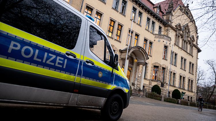 Polizeischutz vor der Schule in Berlin-Friedenau.