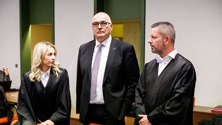 Der Angeklagte Axel Fischer, Ex-CDU-Parlamentarier , erscheint zum Prozessbeginn im Oberlandesgericht mit zwei Rechtsanwälten. Er weist die Vorwürfe gegen ihn zurück.