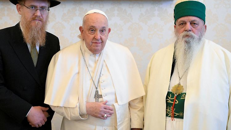Bei öffentlichen Terminen, hier bei einem Treffen mit anderen Religionsvertretern, trug der Papst eine Armbinde.