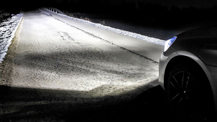 Ein Unterschied wie Tag und Nacht: LED-Nachrüstleuchten können bei Pkw mit Halogen-Scheinwerfern für ein deutlich besseres Scheinwerferlicht sorgen.