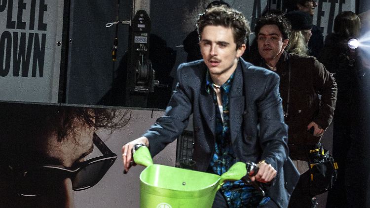 Klingelingeling, Timothée Chalamet fährt zur Filmpremiere mit dem E-Bike vor.