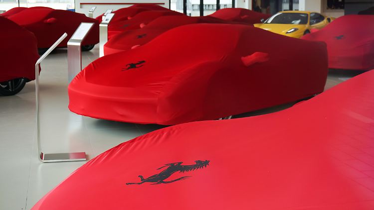Ein Ferrari ist immer rot? Mitnichten - die Mehrheit der Neuzulassungen dieser Automarke im vergangenen Jahr war schwarz.