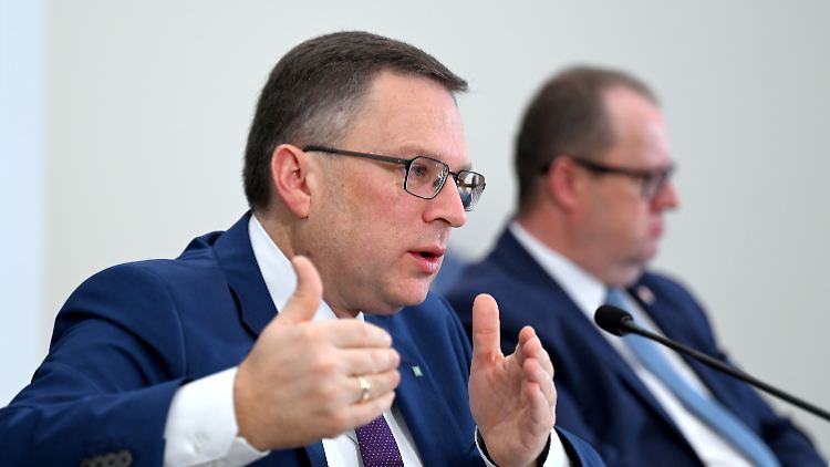 ÖVP-Klubobmann August Wöginger (l) und Budget- und FPÖ-Finanzsprecher Hubert Fuchs stellen Details zum Sparhaushalt vor.