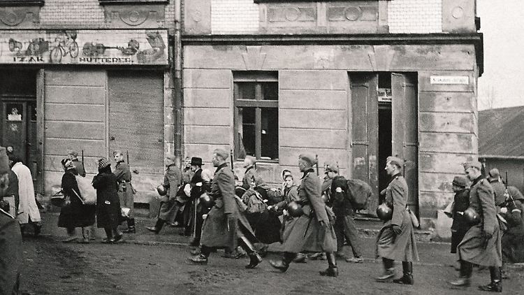Deportation von Juden aus Oswiecim (Auschwitz) im März/April 1941.