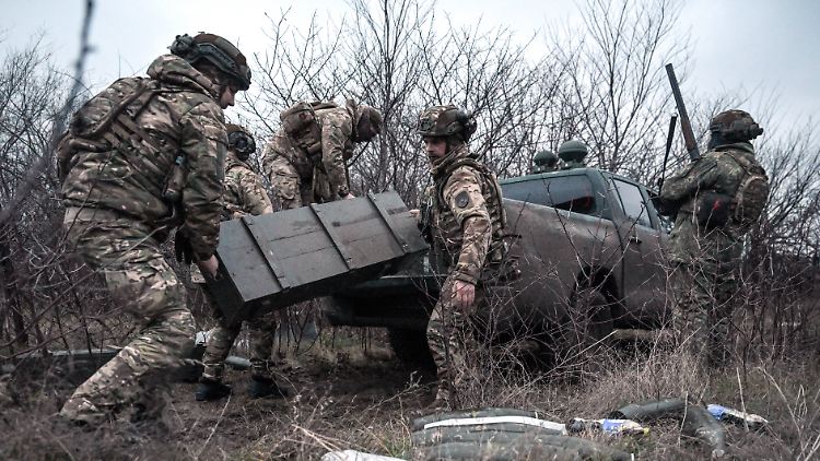 Die Ukraine braucht mehr gut ausgerüstete Soldaten an der Front, um die Angreifer an manchen Abschnitten aufhalten zu können.
