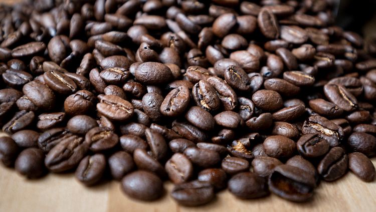 Wie günstig dürfen Lebensmittel im Supermarkt sein? Im vergangenen Jahr sind die Rohkaffeepreise um rund 70 Prozent gestiegen.