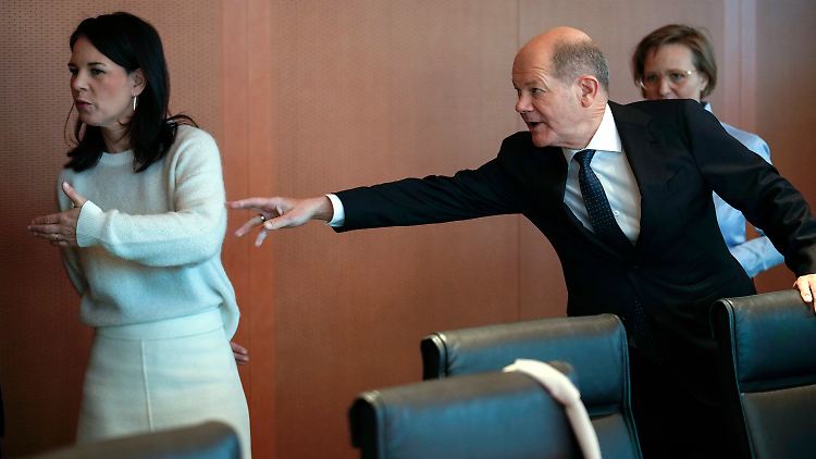 Unstimmigkeiten zwischen Baerbock und Scholz? Eine Szene aus der Kabinettssitzung am Donnerstag.