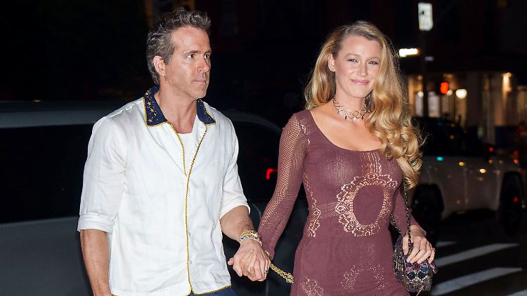 Das prominente Hollywood-Paar Ryan Reynolds und Blake Lively vor einem Restaurant in New York im Oktober 2024. 