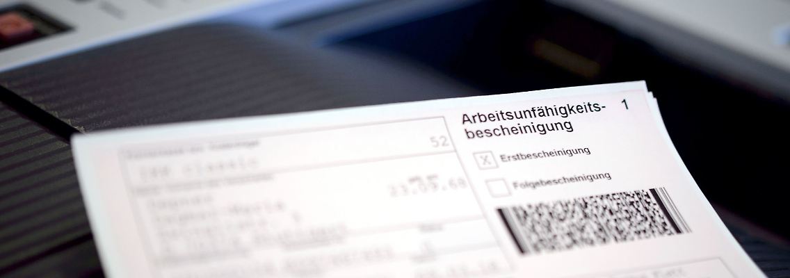 Die Wiedereinführung eines Karenztages würde vor allem Druck auf Beschäftigte ausüben, mahnt der Unternehmerverband. (Archivbild)