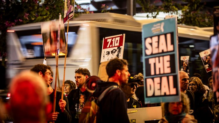 "Besiegelt den Deal" fordern Demonstranten in Tel Aviv. Das wurde nun offenbar erhört.
