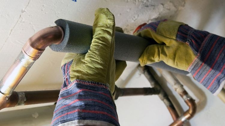 Mit etwas handwerklichem Geschick lassen sich Heizungsrohre selbst dämmen, etwa mit Schaumstoffisolierung.