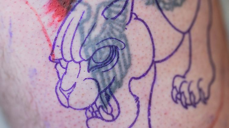 Das alte Tattoo verschwindet unter einem neuen.