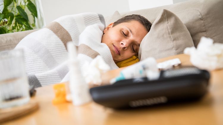 Eine Grippe wird durch Influenzaviren ausgelöst und kann einen regelrecht lahmlegen.