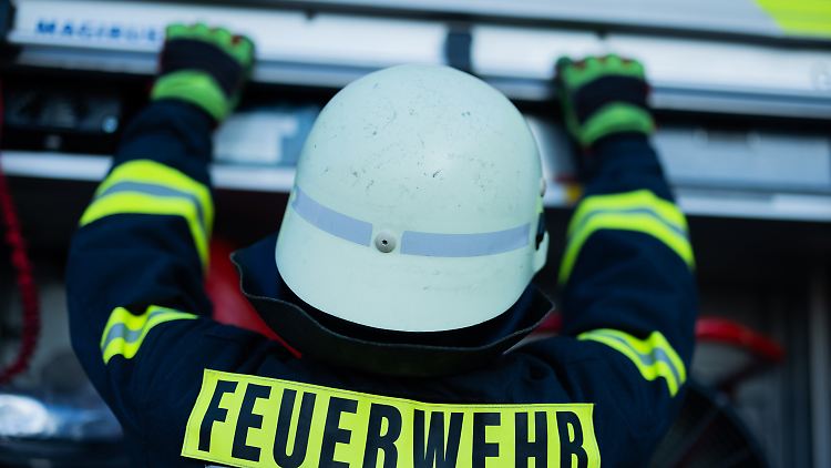 Die Feuerwehrleute stoßen in Berlin-Kreuzberg auf eine Leiche im Wohnwagen.