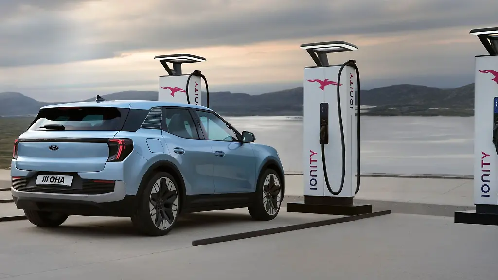 Ford-an-der-Ladesaeule-Das-Modell-Explorer-geht-im-SUV-Segment-elektrisch-auf-Kundenfang