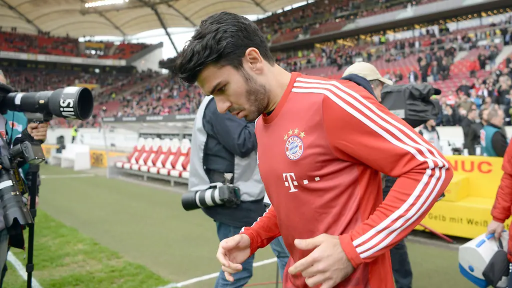 Bayerns-ehemaliger-Spieler-Serdar-Tasci-laeuft-zum-Aufwaermen-auf-den-Rasen