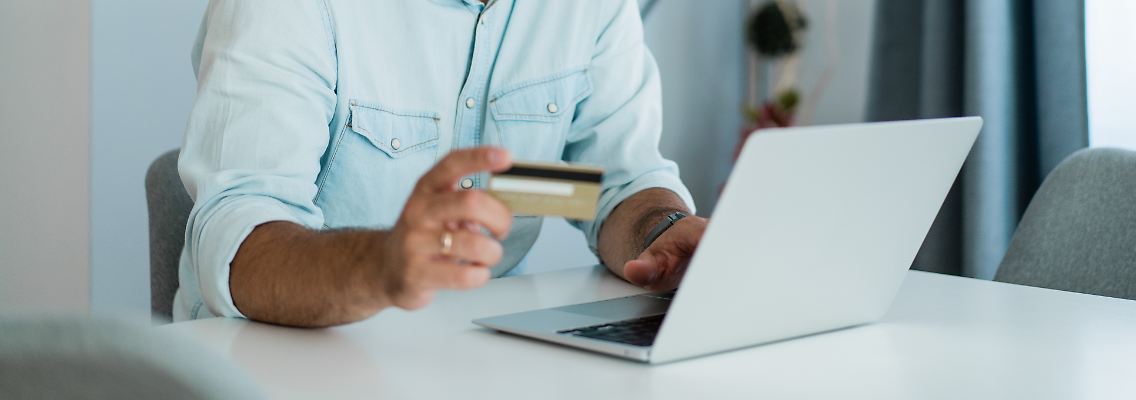Für wen lohnt sich eine Premium-Kreditkarte wie etwa die American Express Platinum Card? Und welche Vor-und Nachteile haben die Karten?