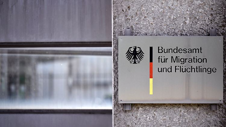 Darf eine Zurückweisung an Binnengrenzen weiterhin ausgeschlossen sein, auch wenn andere EU-Mitglieder sich bewusst rechtswidrig verhalten? Die Juristen werfen provokative Fragen auf. 