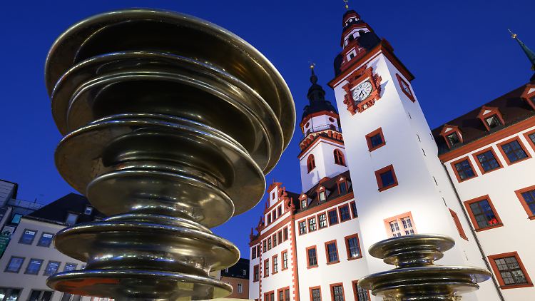 Das Alte Rathaus am Marktplatz in Chemnitz hinter dem Marktbrunnen. 