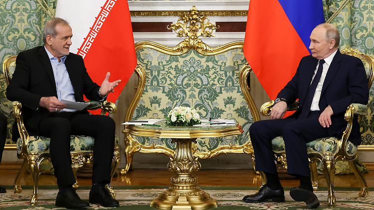 Irans Präsident Massud Peseschkian bei seinem Treffen mit Putin in Moskau.