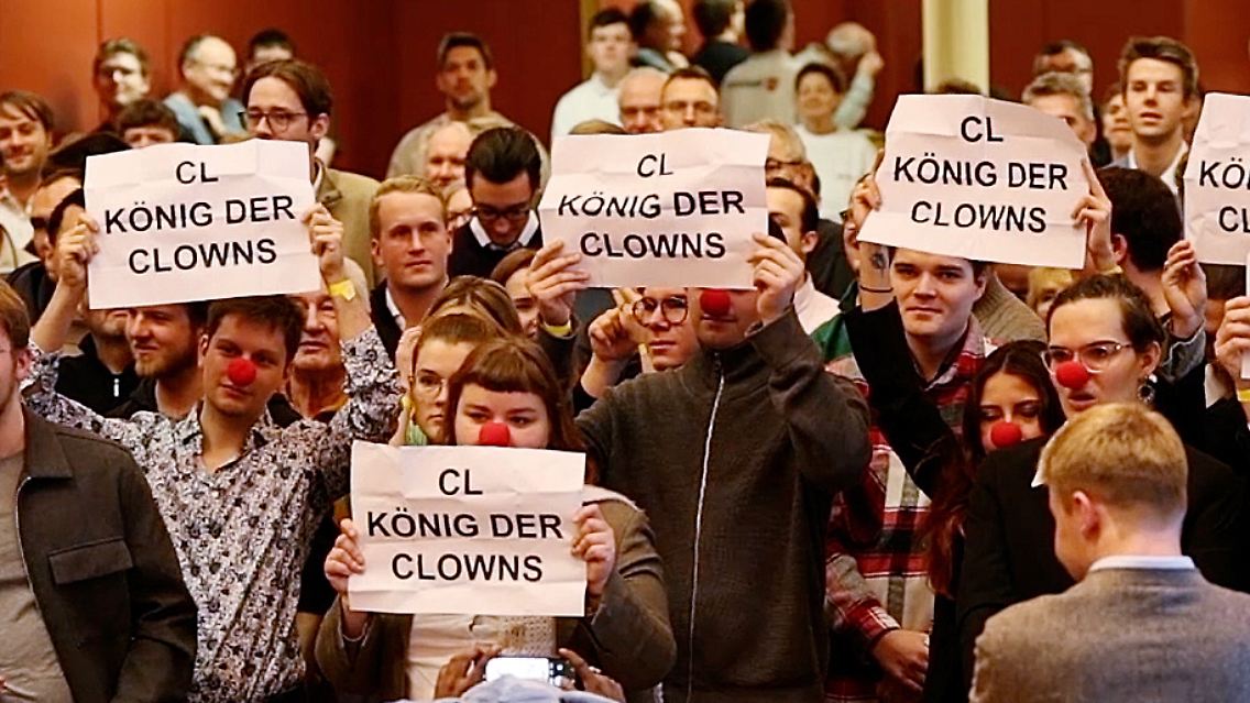Während der Rede des FDP-Vorsitzenden Christian Lindner halten Protestierende Plakate mit der Aufschrift "CL König der Clowns" bei einer Wahlkampfveranstaltung im Kolpinghaus hoch. Die jungen Demonstranten targen dabei zum Teil rote Clownsnasen.