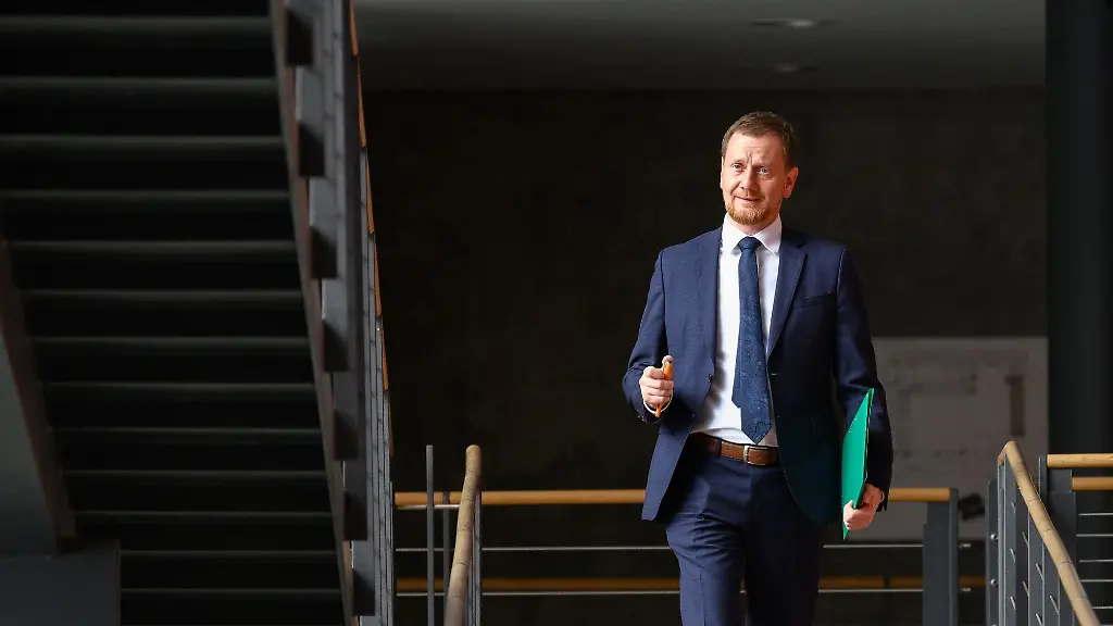 Michael-Kretschmer-CDU-Ministerpraesident-kommt-vor-Beginn-einer-Sitzung-in-den-Plenarsaal