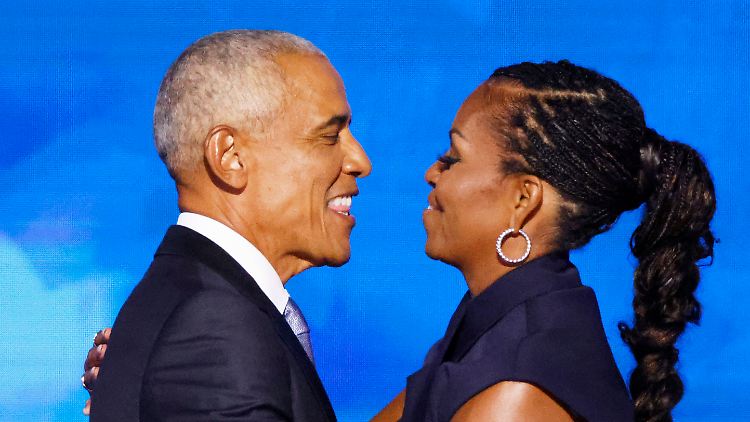 Der frühere Präsident Barack Obama umarmt seine Frau, die ehemalige First Lady Michelle Obama, auf einem Parteitag der Demokraten im August 2024 in Chicago, Illinois.