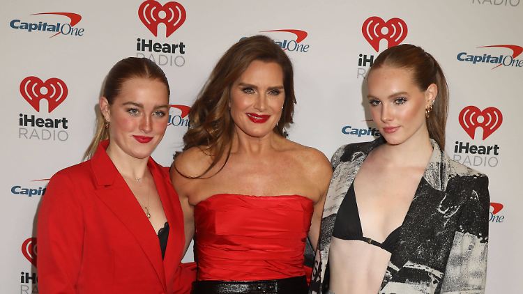 Brooke Shields mit ihren Töchtern Rowan Francis und Grier Hammond (r.) auf einer Veranstaltung 2022. 