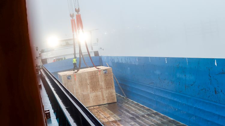Bei der Verschiffung im Rhein-Lippe-Hafen in Wesel am Niederrhein wurden mehrere Transportkisten per Kran auf das Schiff gebracht.