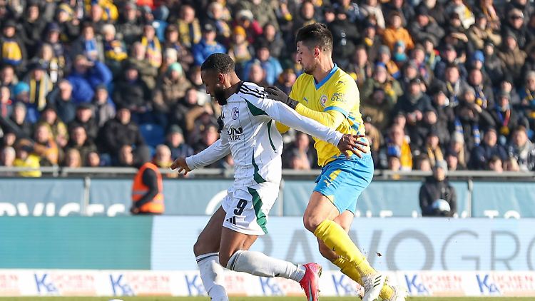 Moussa Sylla (l.) zog gegen Jannis Nikolau eine Rote Karte, doch auch beinahe 25 Minuten in Überzahl langten den Königsblauen nicht zu einem Sieg in Braunschweig.