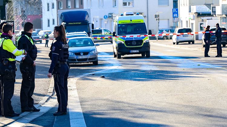 Die Unfallstelle ist abgesperrt, von dem SUV fehlt jede Spur.