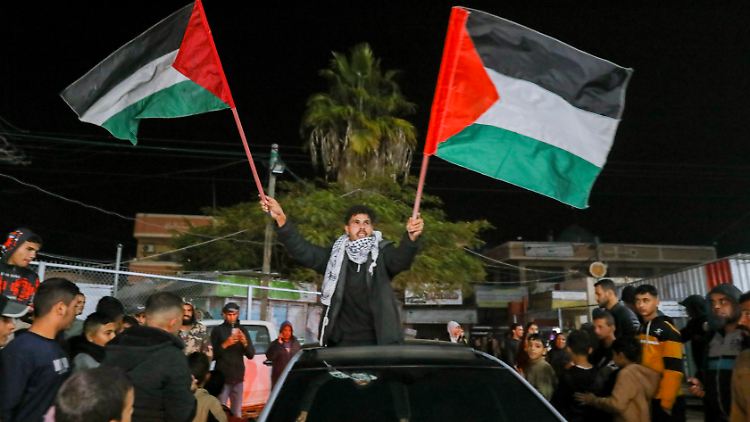Menschen in Gaza feiern, als sie von der Einigung auf eine Waffenruhe erfahren. 