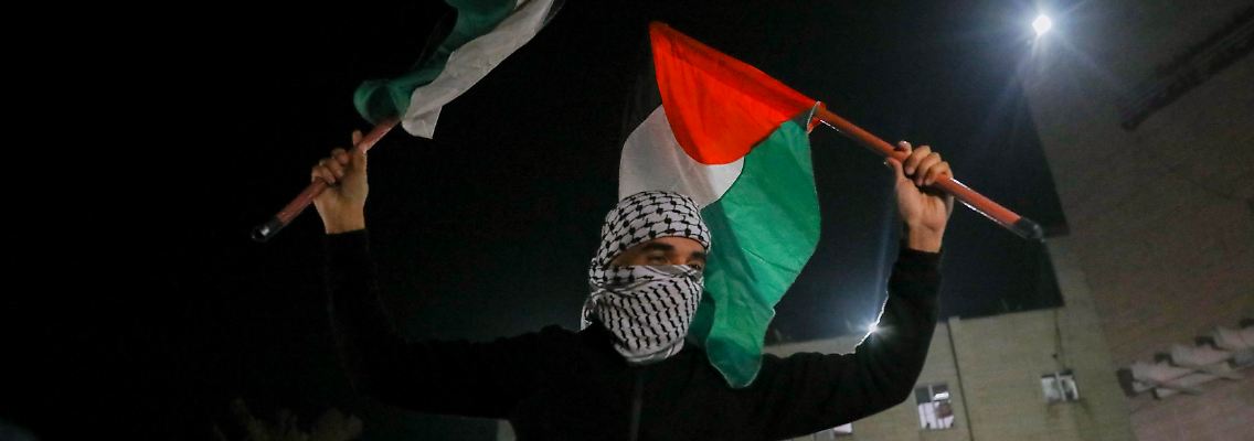 Menschen in Gaza feiern, als sie von der Einigung auf eine Waffenruhe erfahren.