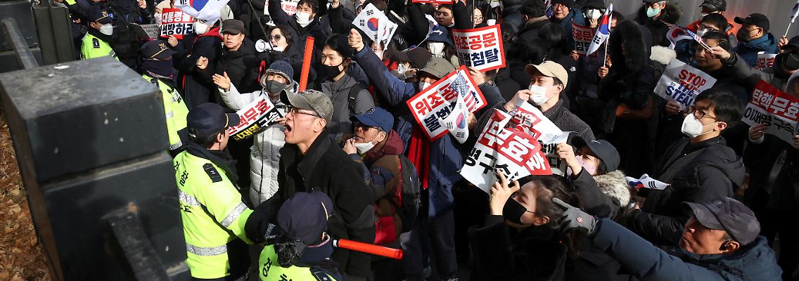 epi_224724018_REUTERSFOTO_2025-01-18T053513Z 1975581506 RC25CCAM9JEI RTRMADP 3 SOUTHKOREA-POLITICS.JPG_Pro-Yoon protesters .jpg