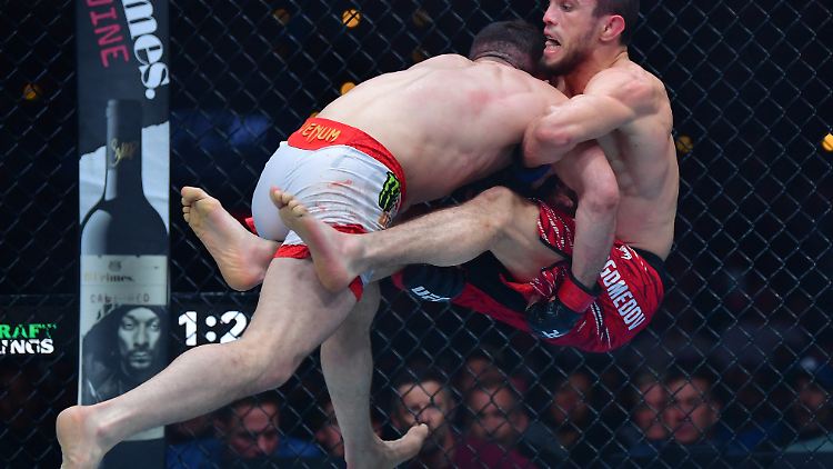 Nurmadomedov konnte einige der Takedown-Versuche stoppen, aber nicht alle.