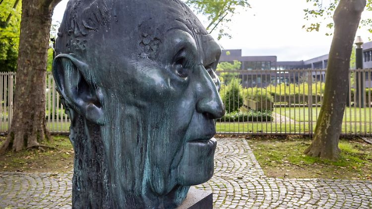 Die Adenauer-Büste steht vor dem ehemaligen Kanzleramt in Bonn. Vor mehr als 30 Jahren wurde der Umzug der Bundesregierung nach Berlin beschlossen.