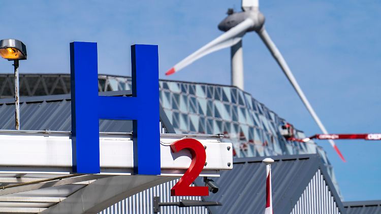 Eine Wasserstoff-Tankstelle für Pkw und Lkw im Hafen von Antwerpen. 
