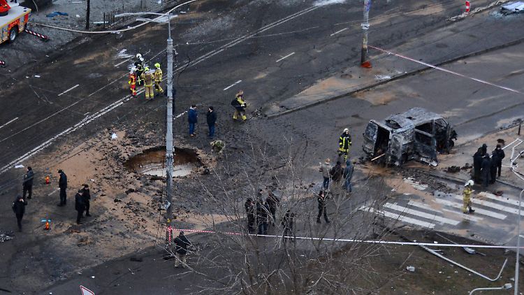 Eine zerstörte Fahrbahn nach dem tödlichen Raketenangriff auf Kiew.