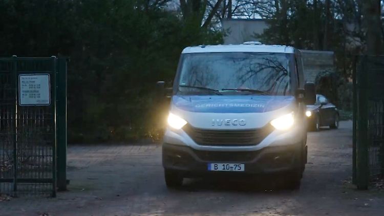 Ein Fahrzeug der Gerichtsmedizin verlässt einen Friedhof. In den Ermittlungen gegen einen Berliner Palliativarzt, wurden bisher zehn Leichen exhumiert.
