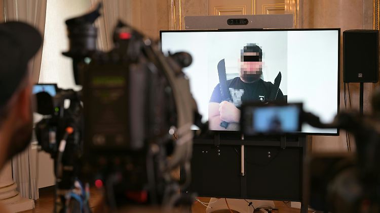 Der 19-jährige Österreicher sitzt wegen Terrorvorwürfen in Untersuchungshaft.