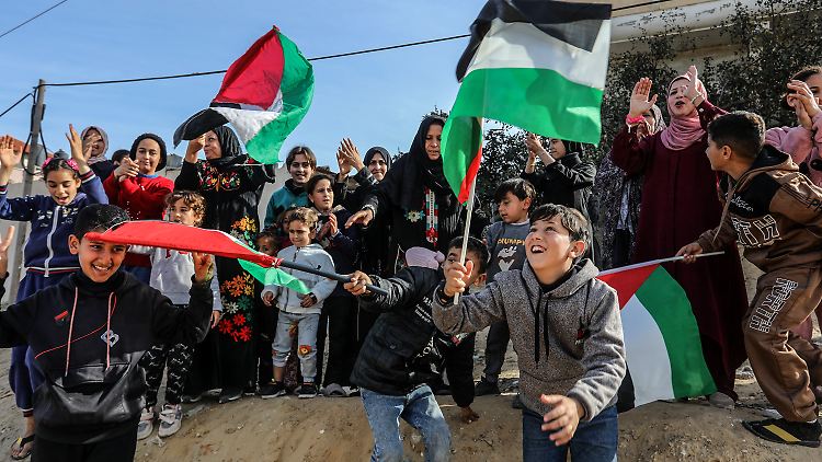 Palästinenser feiern am Eingang von Rafah das Inkrafttreten der Waffenruhe.